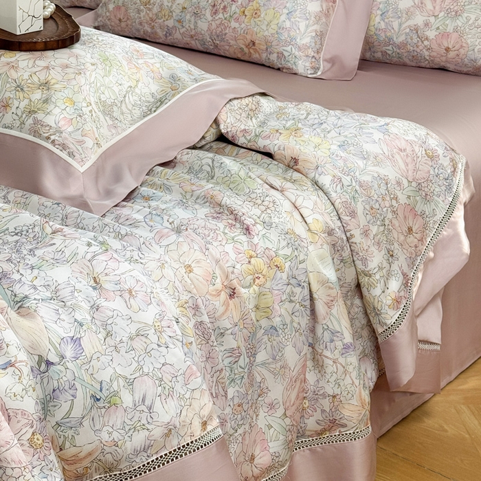 91家纺网 家纺一手货源 找家纺 娇逸家居 2025新品60支天丝数码印花高端夏被四件套 妙颜-粉