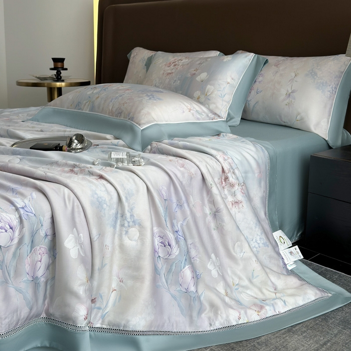 91家纺网 家纺一手货源 找家纺 娇逸家居 2025新品60支天丝数码印花高端夏被四件套 梦蔓-蓝