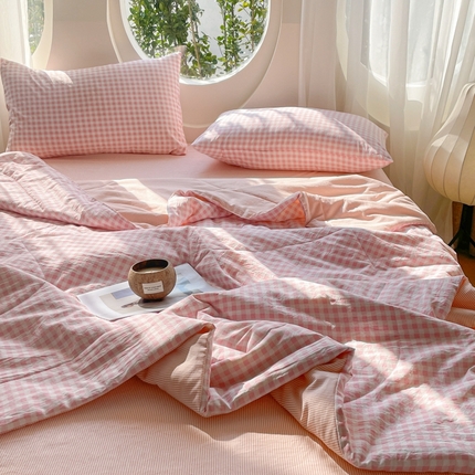 91家纺网 家纺一手货源 找家纺 老帅的工厂店 2025新款云朵棉无印风格子夏被 粉小格