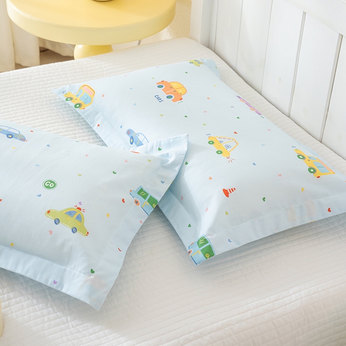 91家纺网 家纺一手货源 找家纺 良佐生活 2025新款A类高支高密全棉压线儿童枕套纯棉学生枕头套 快乐巴士