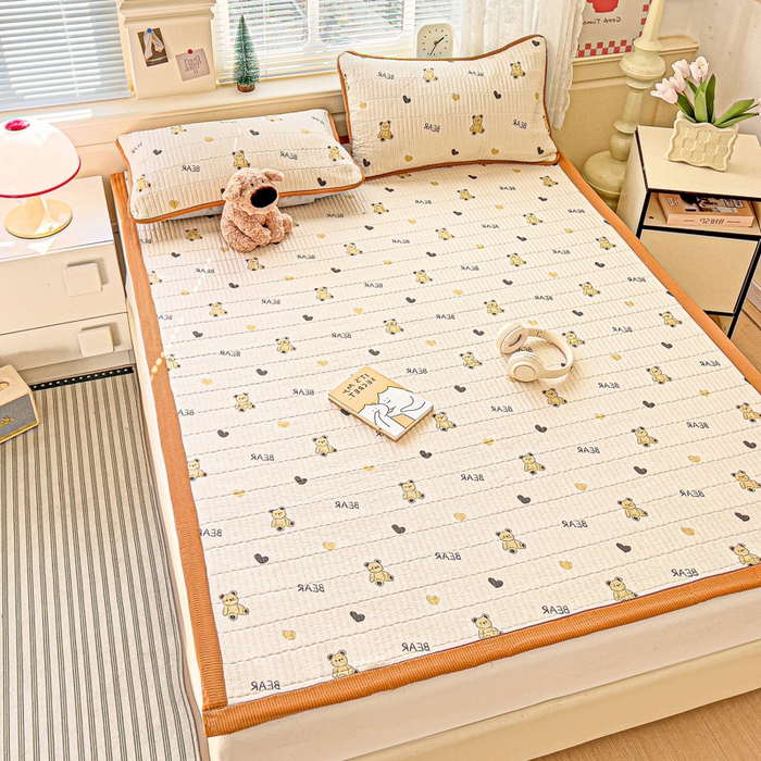 91家纺网 家纺一手货源 找家纺 恬澳家纺 2025新款泡泡棉夹棉印花床护垫-场景二 卡洛-彼得熊