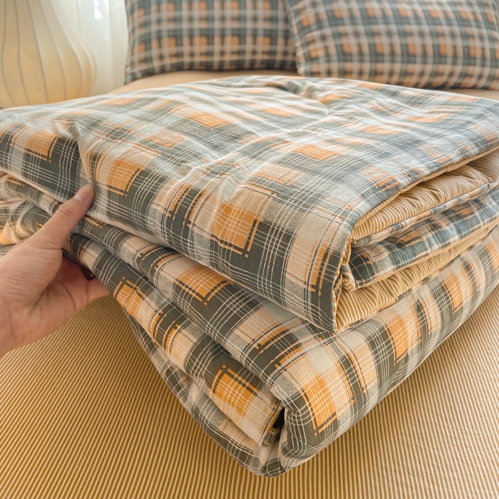 91家纺网 家纺一手货源 找家纺 老帅的工厂店 2025新款云朵棉无印风格子夏被 麦田黄