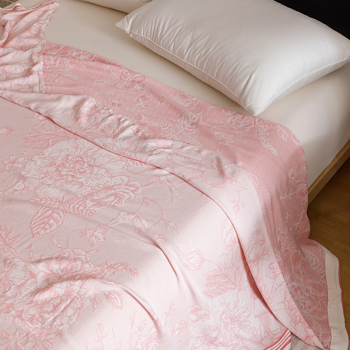 91家纺网 家纺一手货源 找家纺 朴尔家纺-2025年新款柔滑竹纤维双层纱布冷感毯毛巾被 漫花-粉