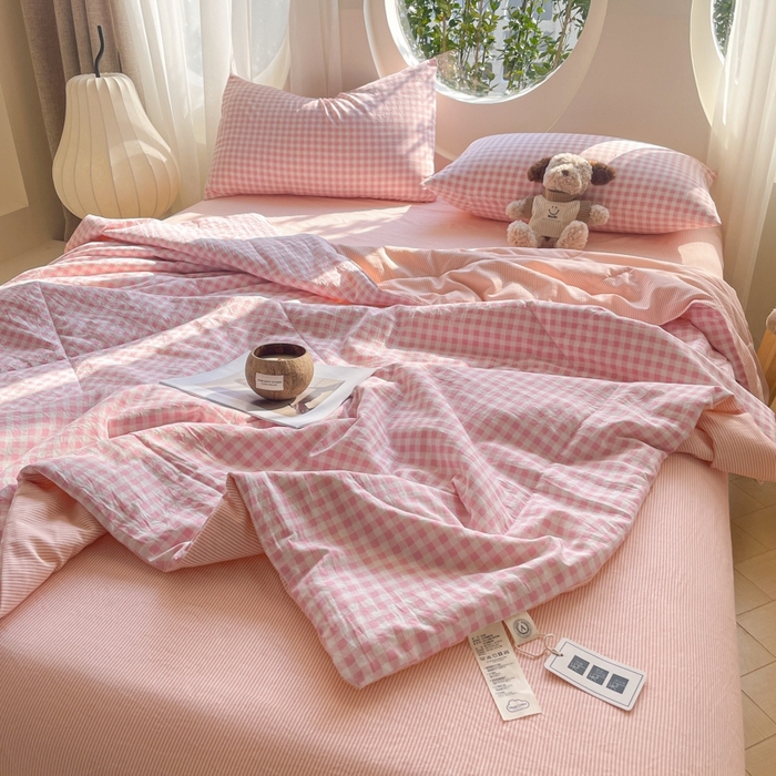 91家纺网 家纺一手货源 找家纺 老帅的工厂店 2025新款云朵棉无印风格子夏被 粉小格