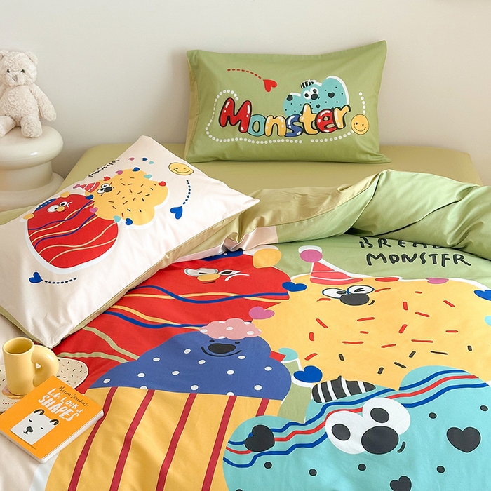 91家纺网 家纺一手货源 找家纺 卧趣家纺 2025新款全棉大版卡通数码印花纯棉四件套 欢乐家族