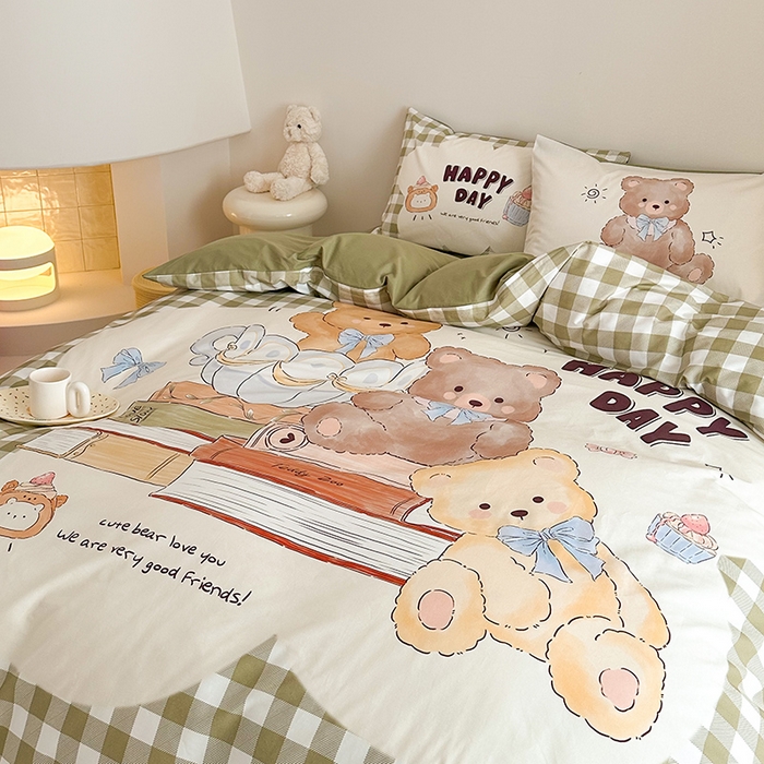 91家纺网 家纺一手货源 找家纺 卧趣家纺 2025新款全棉大版卡通数码印花纯棉四件套 快乐时光