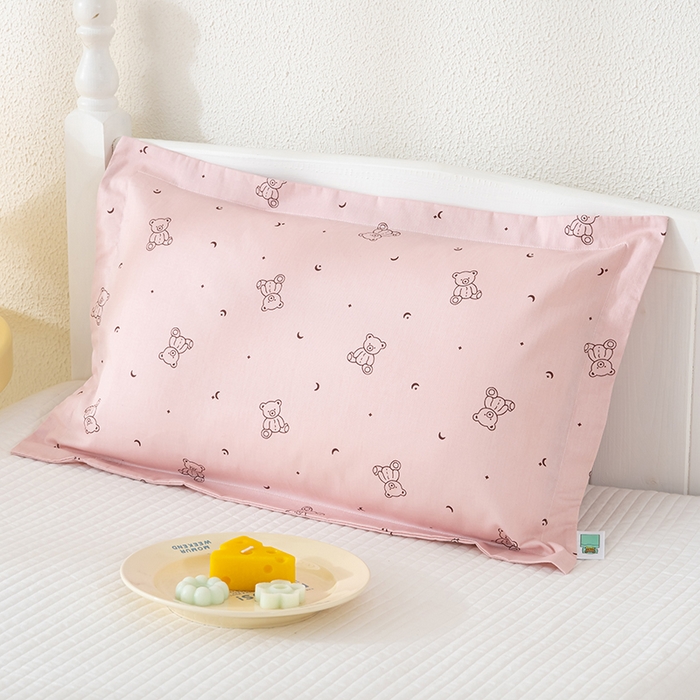 91家纺网 家纺一手货源 找家纺 良佐生活 2025新款A类高支高密全棉压线儿童枕套纯棉学生枕头套 爱尼熊-粉