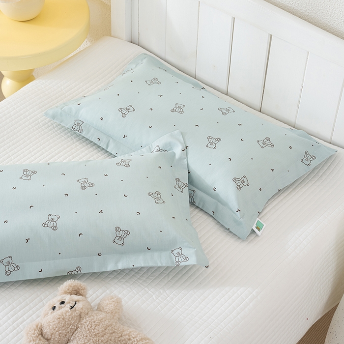 91家纺网 家纺一手货源 找家纺 良佐生活 2025新款A类高支高密全棉压线儿童枕套纯棉学生枕头套 爱尼熊-蓝