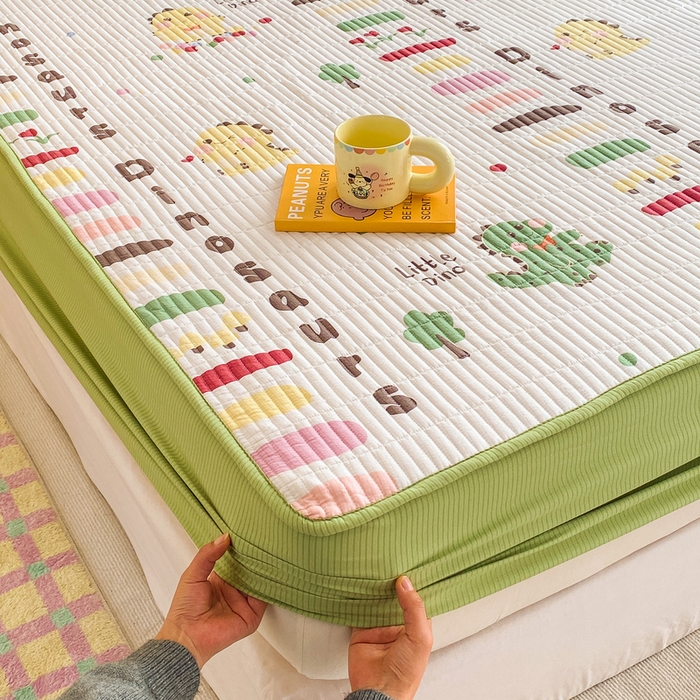 91家纺网 家纺一手货源 找家纺 恬澳家纺 2025新款A类泡泡棉夹棉印花床笠场景二 艾丽-恐龙