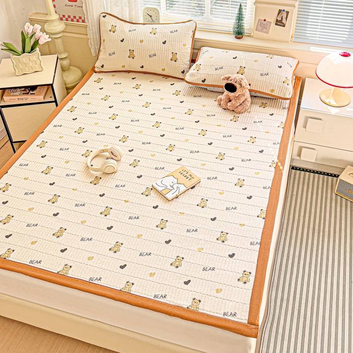 91家纺网 家纺一手货源 找家纺 恬澳家纺 2025新款泡泡棉夹棉印花床护垫-场景二 卡洛-彼得熊