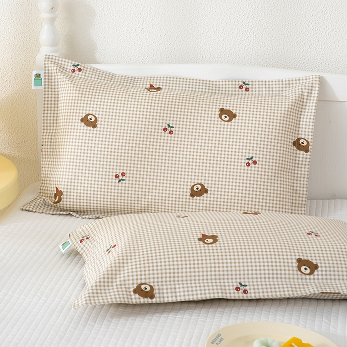 91家纺网 家纺一手货源 找家纺 良佐生活 2025新款A类高支高密全棉压线儿童枕套纯棉学生枕头套 樱桃小熊