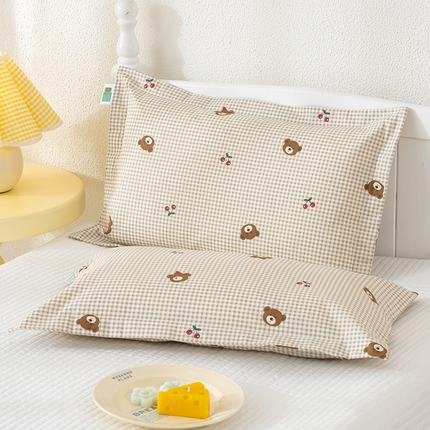 91家纺网 家纺一手货源 找家纺 良佐生活 2025新款A类高支高密全棉压线儿童枕套纯棉学生枕头套 樱桃小熊