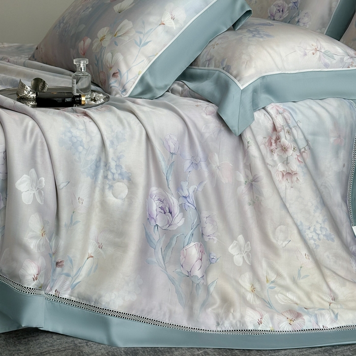 91家纺网 家纺一手货源 找家纺 娇逸家居 2025新品60支天丝数码印花高端夏被四件套 梦蔓-蓝