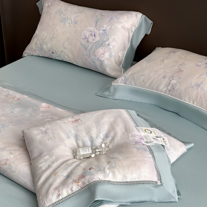 91家纺网 家纺一手货源 找家纺 娇逸家居 2025新品60支天丝数码印花高端夏被四件套 梦蔓-蓝