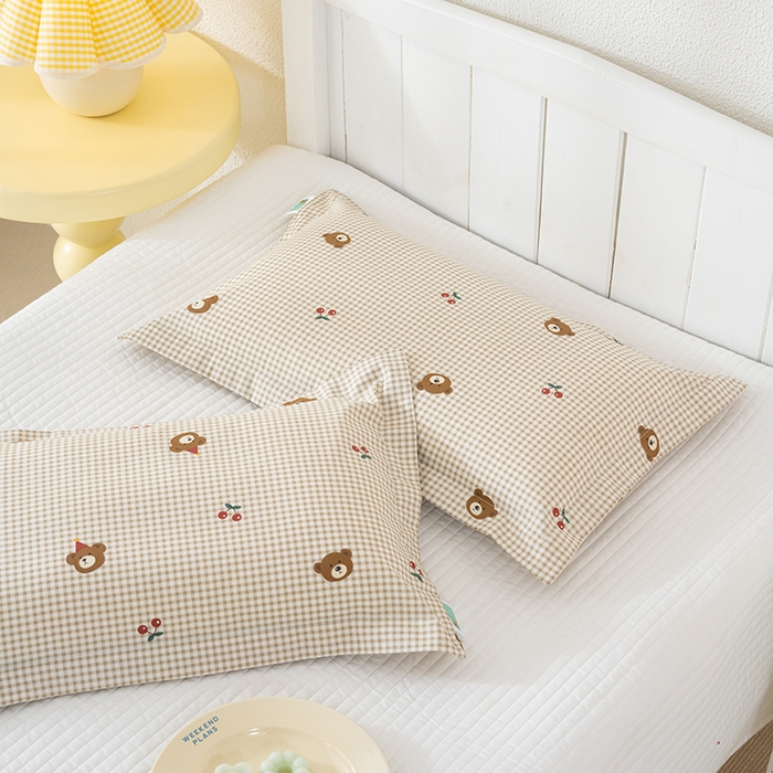 91家纺网 家纺一手货源 找家纺 良佐生活 2025新款A类高支高密全棉压线儿童枕套纯棉学生枕头套 樱桃小熊