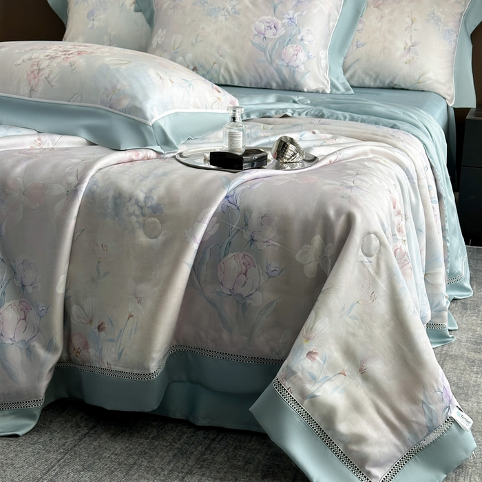 91家纺网 家纺一手货源 找家纺 娇逸家居 2025新品60支天丝数码印花高端夏被四件套 梦蔓-蓝