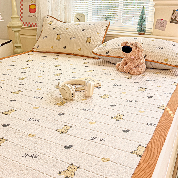 91家纺网 家纺一手货源 找家纺 恬澳家纺 2025新款泡泡棉夹棉印花床护垫-场景二 卡洛-彼得熊