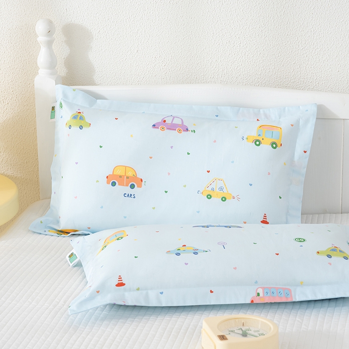 91家纺网 家纺一手货源 找家纺 良佐生活 2025新款A类高支高密全棉压线儿童枕套纯棉学生枕头套 快乐巴士