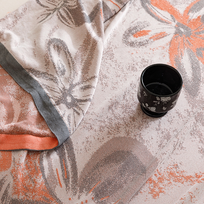 91家纺网 家纺一手货源 找家纺 朴尔家纺-2025年新款柔滑竹纤维双层纱布冷感毯毛巾被 花影-橘