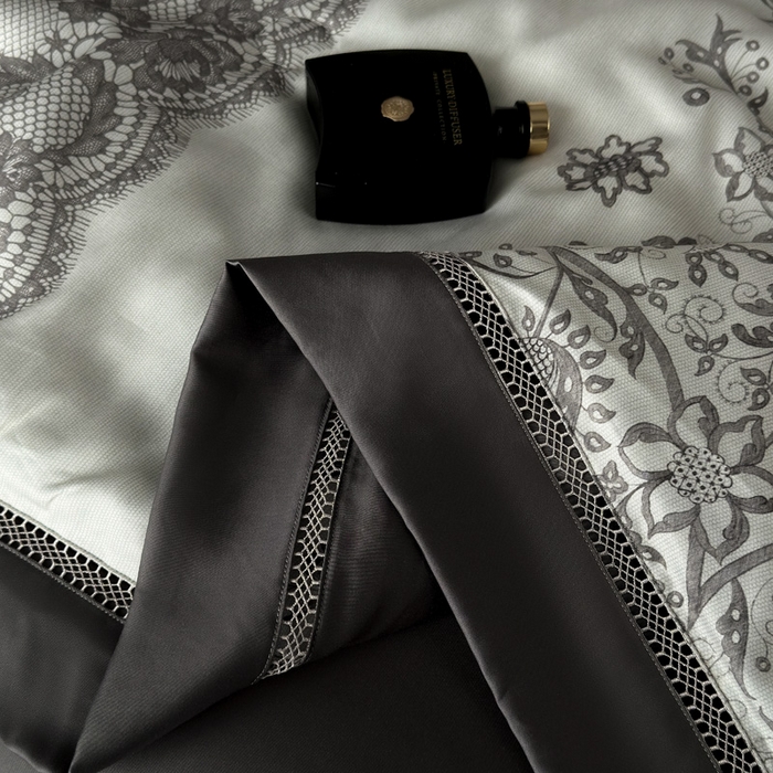 91家纺网 家纺一手货源 找家纺 娇逸家居 2025新品60支天丝数码印花高端夏被四件套 迷颖-咖