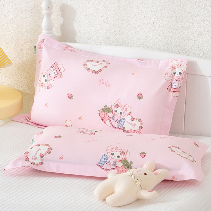 91家纺网 家纺一手货源 找家纺 良佐生活 2025新款A类高支高密全棉压线儿童枕套纯棉学生枕头套 草莓小兔