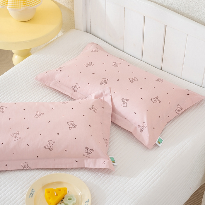 91家纺网 家纺一手货源 找家纺 良佐生活 2025新款A类高支高密全棉压线儿童枕套纯棉学生枕头套 爱尼熊-粉