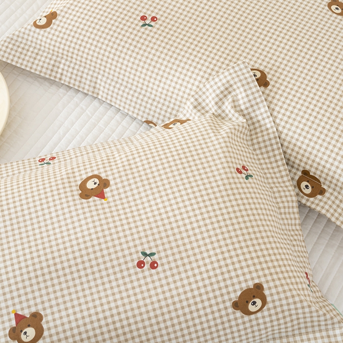 91家纺网 家纺一手货源 找家纺 良佐生活 2025新款A类高支高密全棉压线儿童枕套纯棉学生枕头套 樱桃小熊