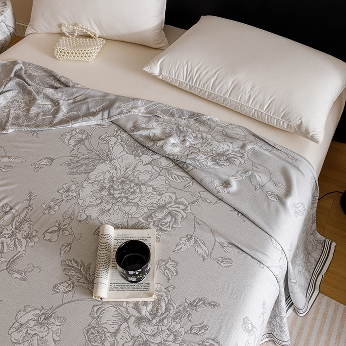 91家纺网 家纺一手货源 找家纺 朴尔家纺-2025年新款柔滑竹纤维双层纱布冷感毯毛巾被 漫花-灰