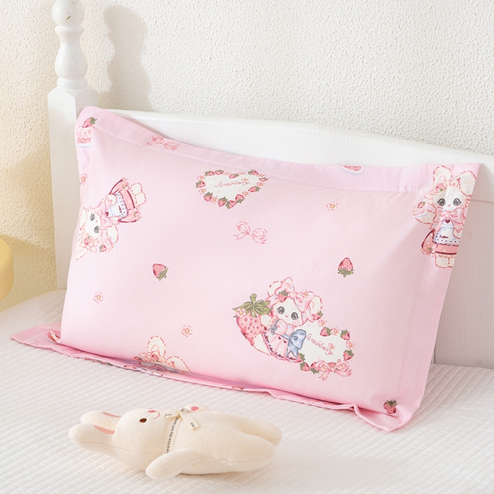 91家纺网 家纺一手货源 找家纺 良佐生活 2025新款A类高支高密全棉压线儿童枕套纯棉学生枕头套 草莓小兔