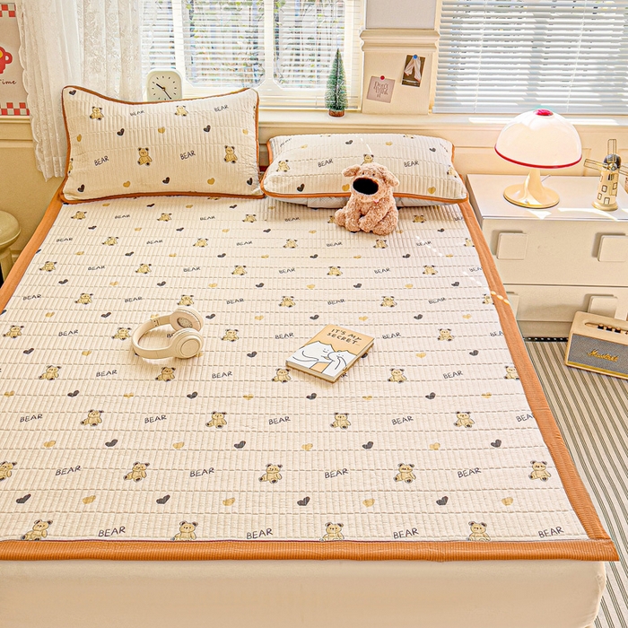 91家纺网 家纺一手货源 找家纺 恬澳家纺 2025新款泡泡棉夹棉印花床护垫-场景二 卡洛-彼得熊