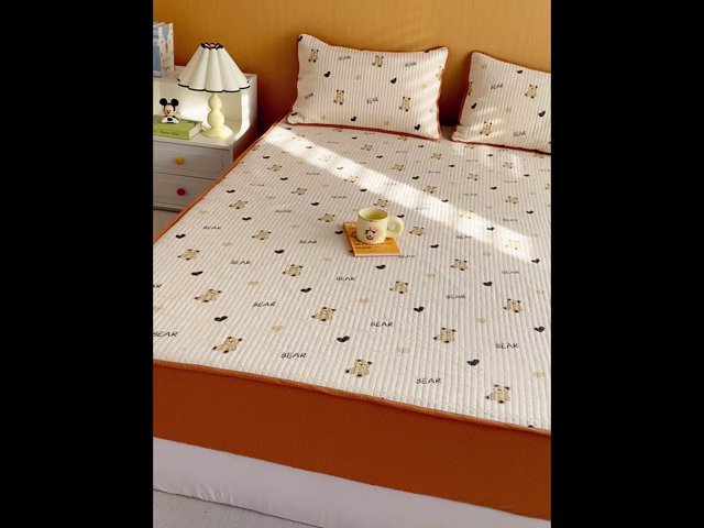91家纺网 家纺一手货源 找家纺 恬澳家纺 2025新款A类泡泡棉夹棉印花床笠场景二 艾丽-熊宝