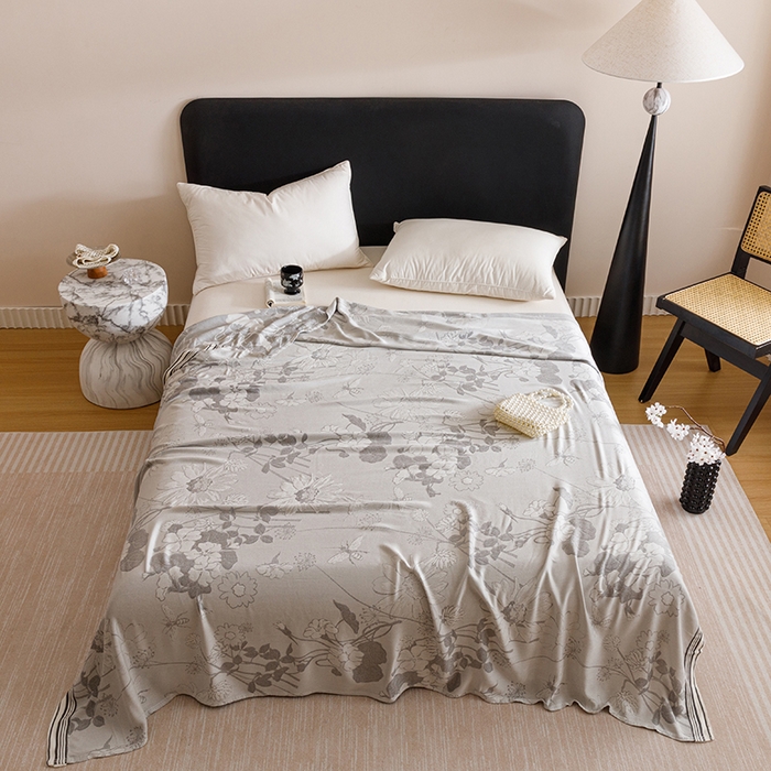 91家纺网 家纺一手货源 找家纺 朴尔家纺-2025年新款柔滑竹纤维双层纱布冷感毯毛巾被 浅花漫-灰