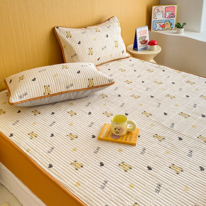 91家纺网 家纺一手货源 找家纺 恬澳家纺 2025新款A类泡泡棉夹棉印花床笠场景二 艾丽-熊宝