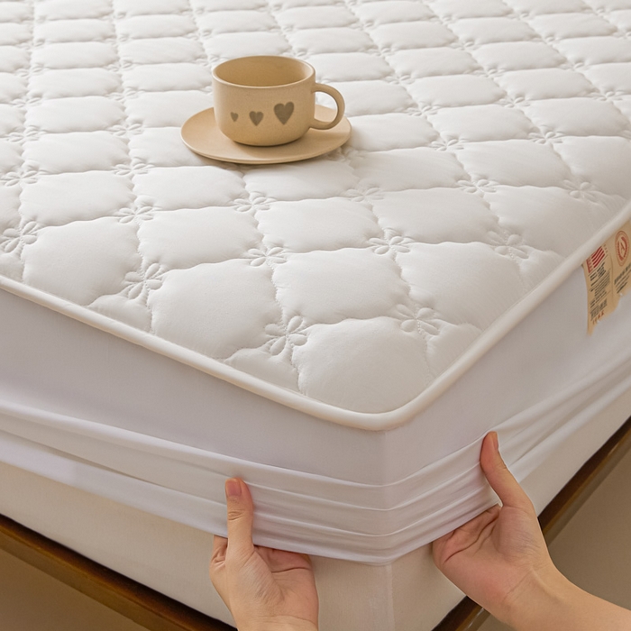 91家纺网 家纺一手货源 找家纺 鑫钰2025新款防水纯棉全棉夹棉床笠--四叶草黄墙 四叶草-白