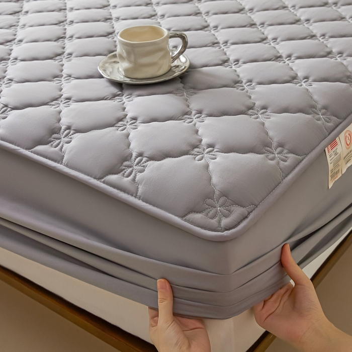 91家纺网 家纺一手货源 找家纺 鑫钰2025新款防水纯棉全棉夹棉床笠--四叶草黄墙 四叶草-灰