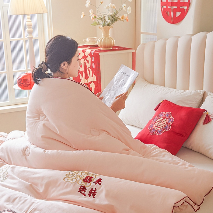 91家纺网 家纺一手货源 找家纺 歌历斯家纺 2025新款60s喜来运转喜庆被婚庆被绣花冬被全棉冬被立体边被子被芯四季被春秋被夏被 喜来运转-粉