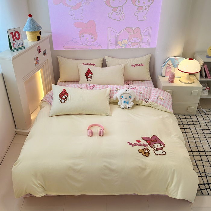 91家纺网 家纺一手货源 找家纺 乐坊 2025新款三丽鸥系列云朵棉毛巾绣四件套 美乐蒂米