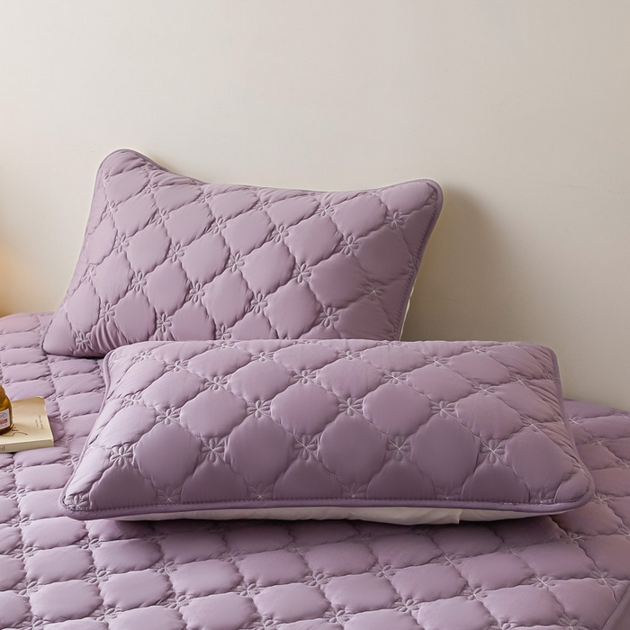 91家纺网 家纺一手货源 找家纺 鑫钰2025新款防水纯棉全棉夹棉床笠--四叶草白墙 四叶草-紫