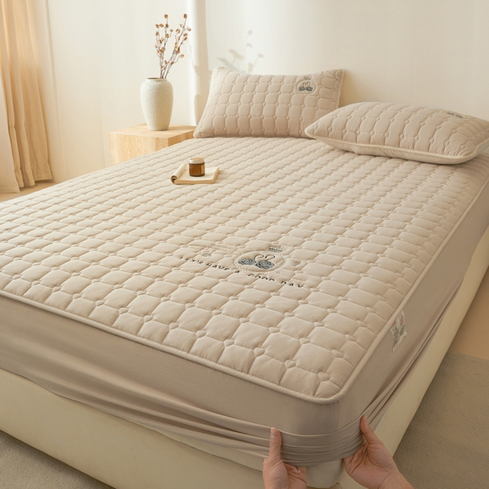 91家纺网 家纺一手货源 找家纺 鑫钰2025新款刺绣加厚夹棉床笠--小天鹅 小天鹅-香槟驼