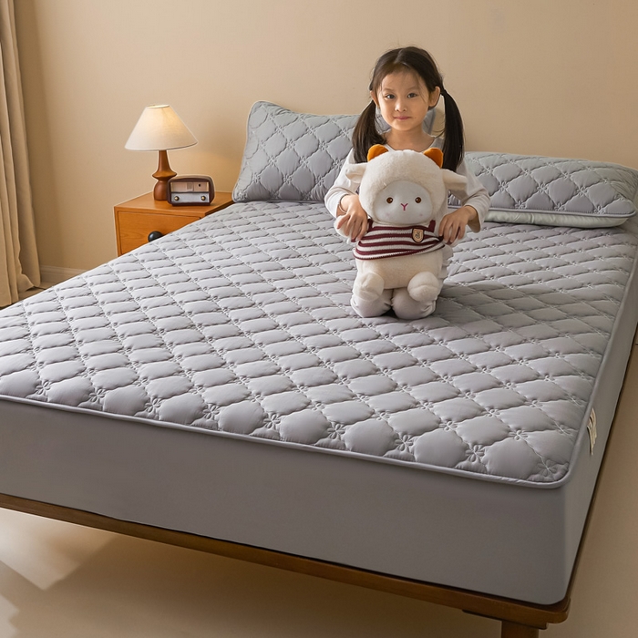 91家纺网 家纺一手货源 找家纺 鑫钰2025新款防水纯棉全棉夹棉床笠--四叶草黄墙 四叶草-灰