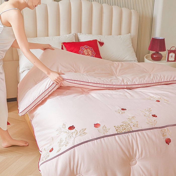 91家纺网 家纺一手货源 找家纺 歌历斯家纺 2025新款60s喜来运转喜庆被婚庆被绣花冬被全棉冬被立体边被子被芯四季被春秋被夏被 喜来运转-粉