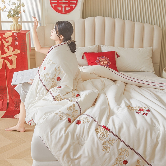 91家纺网 家纺一手货源 找家纺 歌历斯家纺 2025新款60s喜来运转喜庆被婚庆被绣花冬被全棉冬被立体边被子被芯四季被春秋被夏被 喜来运转-白