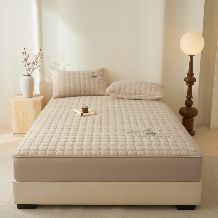 91家纺网 家纺一手货源 找家纺 鑫钰2025新款刺绣加厚夹棉床笠--小天鹅 小天鹅-香槟驼