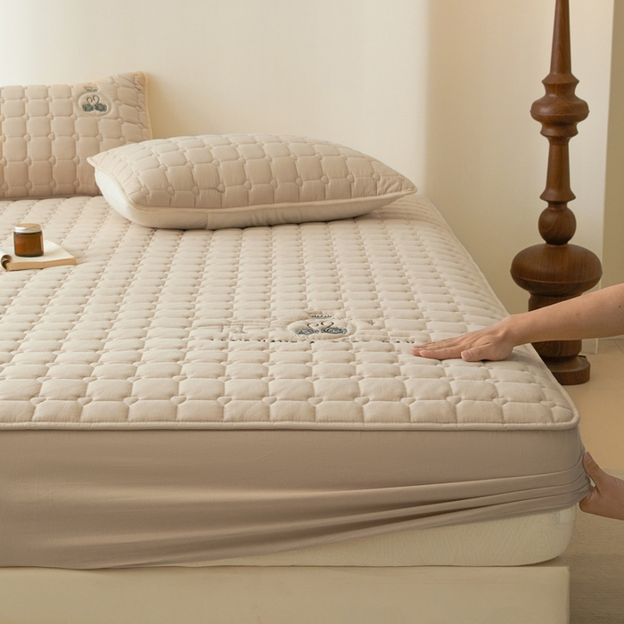 91家纺网 家纺一手货源 找家纺 鑫钰2025新款刺绣加厚夹棉床笠--小天鹅 小天鹅-香槟驼