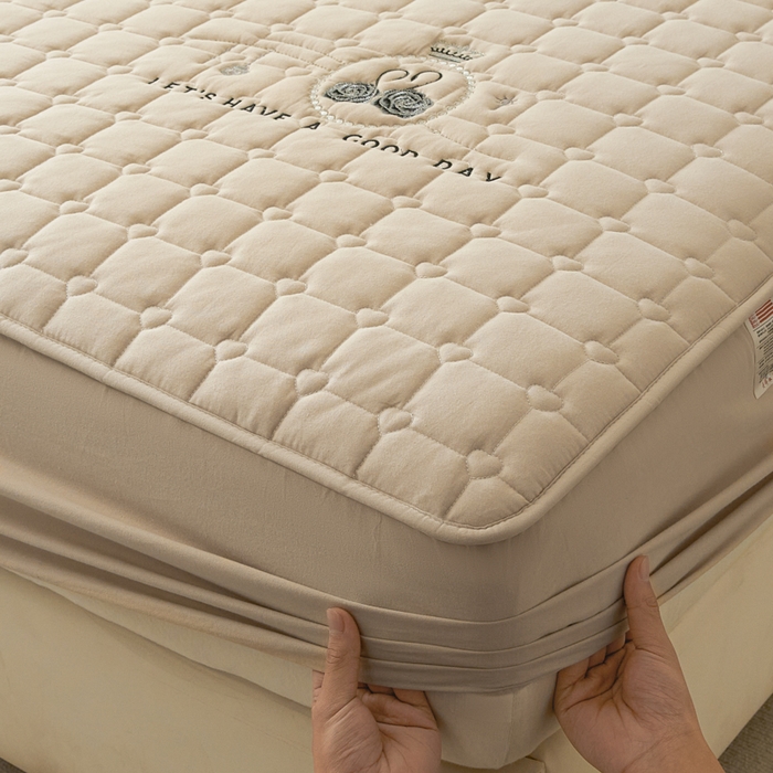 91家纺网 家纺一手货源 找家纺 鑫钰2025新款刺绣加厚夹棉床笠--小天鹅 小天鹅-香槟驼