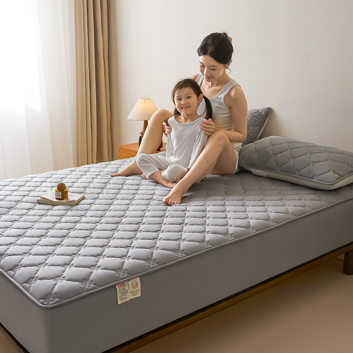 91家纺网 家纺一手货源 找家纺 鑫钰2025新款防水纯棉全棉夹棉床笠--四叶草白墙 四叶草-灰