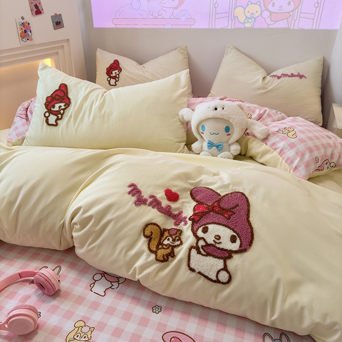 91家纺网 家纺一手货源 找家纺 乐坊 2025新款三丽鸥系列云朵棉毛巾绣四件套 美乐蒂米