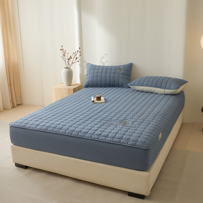 91家纺网 家纺一手货源 找家纺 鑫钰2025新款刺绣加厚夹棉床笠--小天鹅 小天鹅-宾利蓝