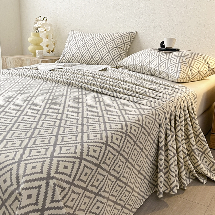 91家纺网 家纺一手货源 找家纺 鑫钰 2025新款老粗布床单床笠系列-格纹系列 菱格灰