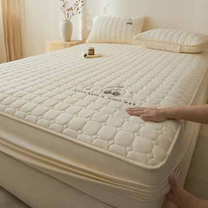 91家纺网 家纺一手货源 找家纺 （总）鑫钰2025新款刺绣加厚夹棉床笠--小天鹅,小天鹅-典雅白,小天鹅-宾利蓝,小天鹅-时尚灰,小天鹅-香槟驼,小天鹅-香妃粉,小天鹅-优雅紫